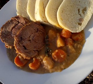 Telecí na hořčici s kořenovou zeleninou