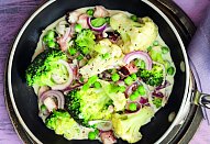 Zelenina na pánvi s rýží