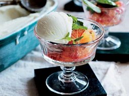 Jogurtová zmrzlina s mátovým sirupem a krvavými pomeranči