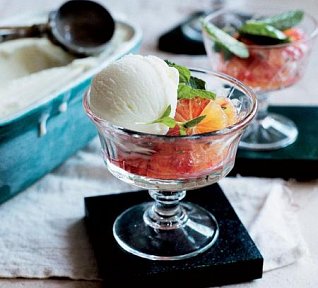 Jogurtová zmrzlina s mátovým sirupem a krvavými pomeranči