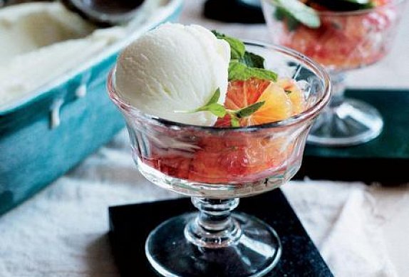 Jogurtová zmrzlina s mátovým sirupem a krvavými pomeranči photo-0