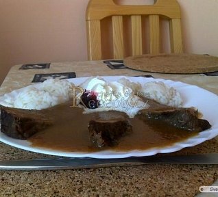 Kančí kýta na víně v šípkové omáčce