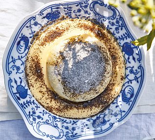 Kynutý povidlový knedlík s vanilkovou omáčkou a mákem