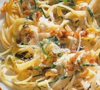 Špagety sypané česnekem