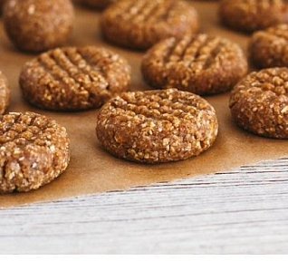 Nepečené ovesné placičky s arašídovým máslem