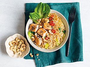 Asijské nudle s pak choi a lososem Asijské nudle s pak choi a lososem