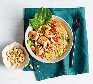 Asijské nudle s pak choi a lososem