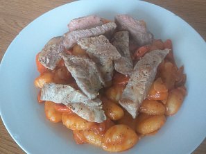 Vepřové na rajčatech s Gnocchi Vepřové na rajčatech s Gnocchi