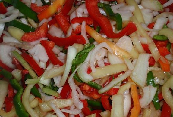 Barevný paprikový salát s cibulí - sterilovaný