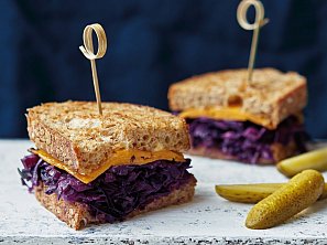 Reuben sendvič s červeným zelím