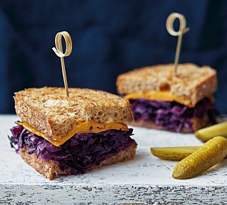 Reuben sendvič s červeným zelím