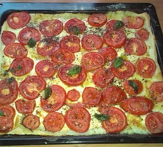 Slaný koláč s rajčaty a mozzarellou