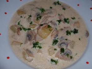 Žampionová polévka se zakysanou smetanou Žampionová polévka se zakysanou smetanou
