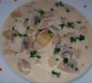 Žampionová polévka se zakysanou smetanou