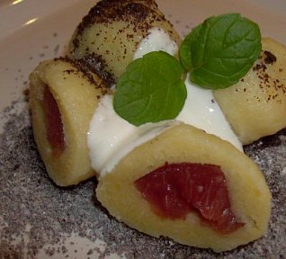 Bramborové knedlíky se švestkami