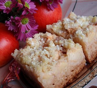 Jablečný koláč bez vajec s ovocem a drobenkou