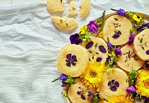 Máslové sušenky s jedlými květy
