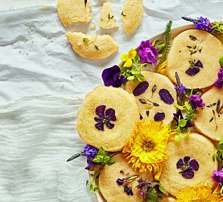 Máslové sušenky s jedlými květy