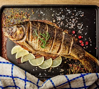 Kapr pečený s bylinkami na másle