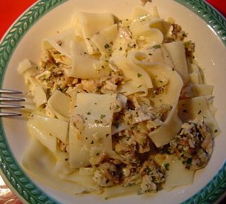 Široké nudle s kuřecím masem a nivou