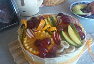 Piškotový dort s ovocem a marmeládou