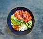 Poke bowl s lososem