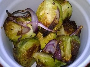 Pečené kapustičky s červenou cibulkou