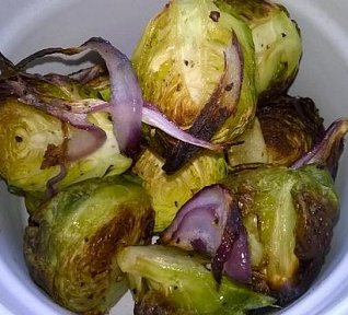 Pečené kapustičky s červenou cibulkou