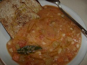 Fazolová polévka s rajčaty a šalvějí