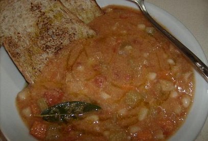 Fazolová polévka s rajčaty a šalvějí