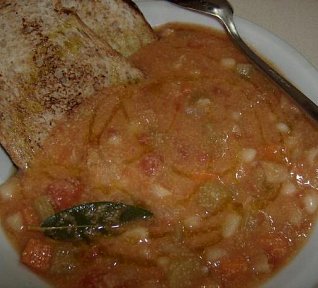 Fazolová polévka s rajčaty a šalvějí