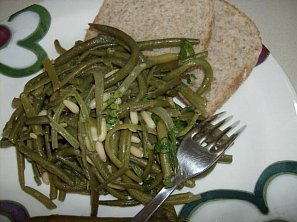 Fazolky s ančovičkami a piniovými oříšky