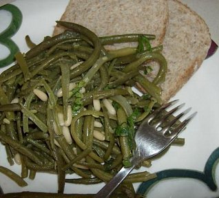 Fazolky s ančovičkami a piniovými oříšky