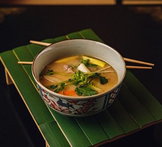 Miso celopolévka s vepřovou krkovičkou a zeleninou Miso celopolévka s vepřovou krkovičkou a zeleninou