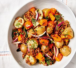 Bramborový salát s čočkou a pečenou dýní