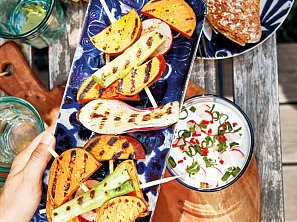 Batátové špízy s cibulkami ředkvičkami