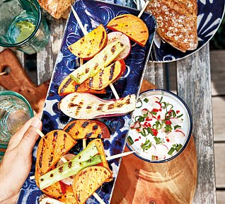 Batátové špízy s cibulkami ředkvičkami