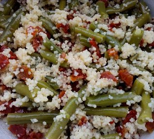 Kuskus se sušenými rajčaty a fazolkami