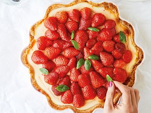 Koláč s bazalkovým krémem a jahodami