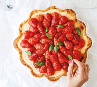 Koláč s bazalkovým krémem a jahodami