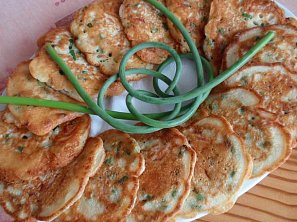 Lívanečky s česnekovými výhonky