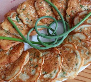 Lívanečky s česnekovými výhonky