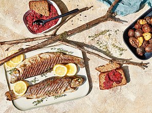 Pstruzi na klacku a brambory v popelu