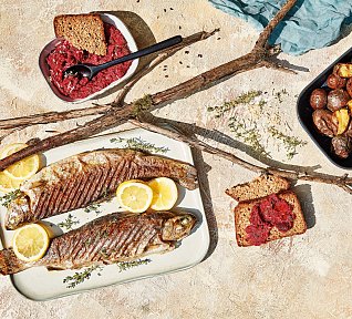 Pstruzi na klacku a brambory v popelu