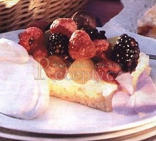 Koláč s bobulovým ovocem