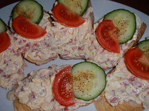 Jednoduchá vajíčková pomazánka se salámem