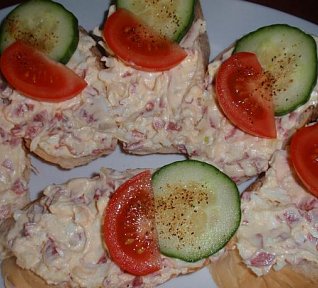 Jednoduchá vajíčková pomazánka se salámem