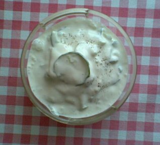 Okurkový salát se zakysankou