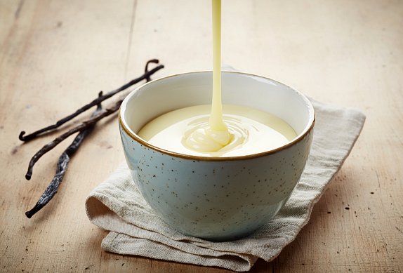 Jablka v těstíčku s vanilkovou omáčkou