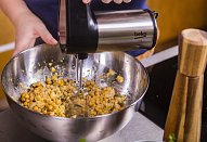 Falafel z horkovzdušné fritézy s bylinkovým dipem